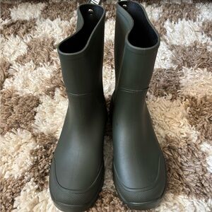 Women's Green Rain Boots size 8.5 (39)